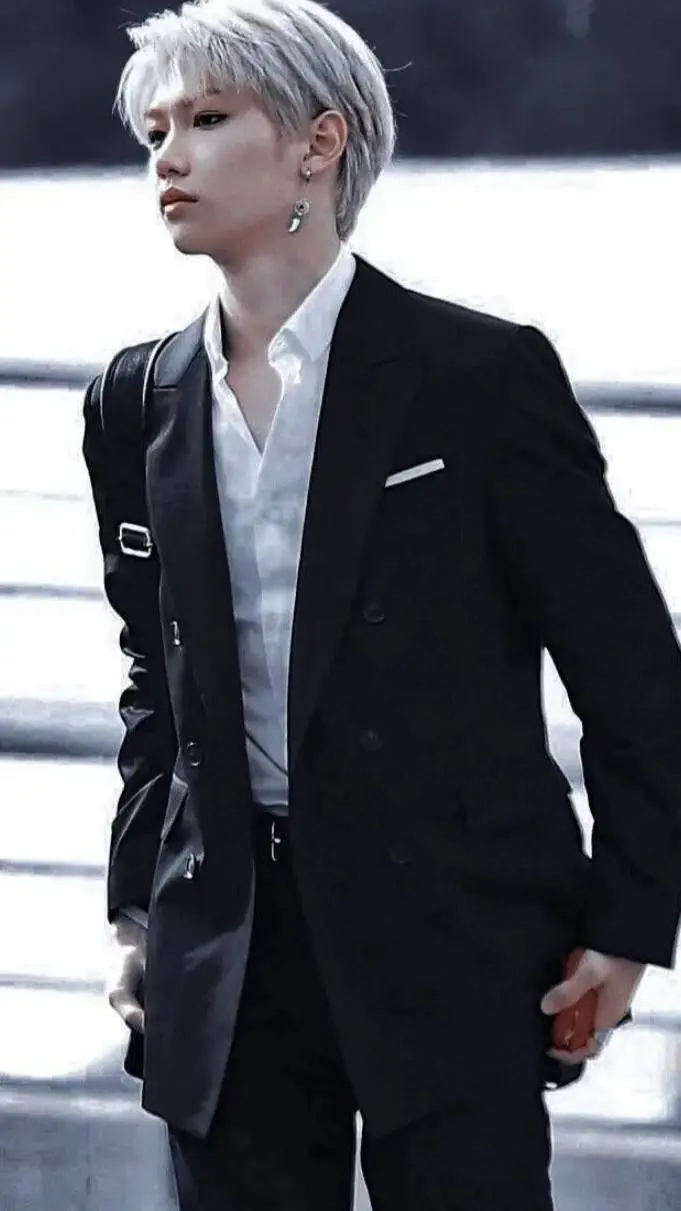 ai character: Felix skz background
