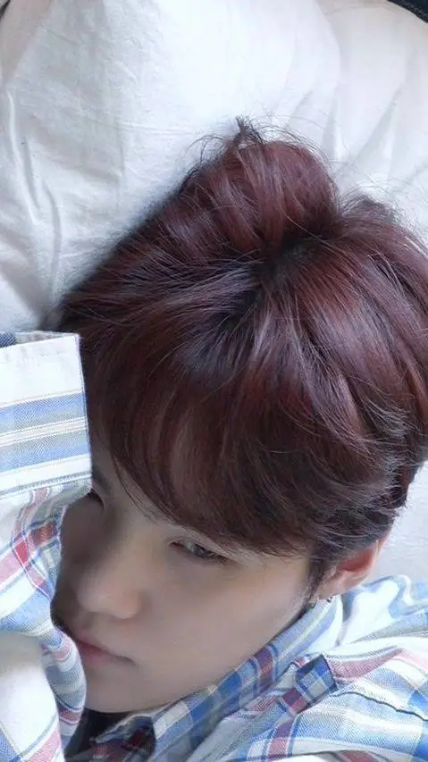 ai character: Suga enfermo 🤒😷 background