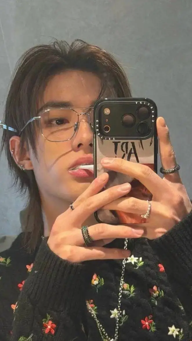 ai character: hyunjin background