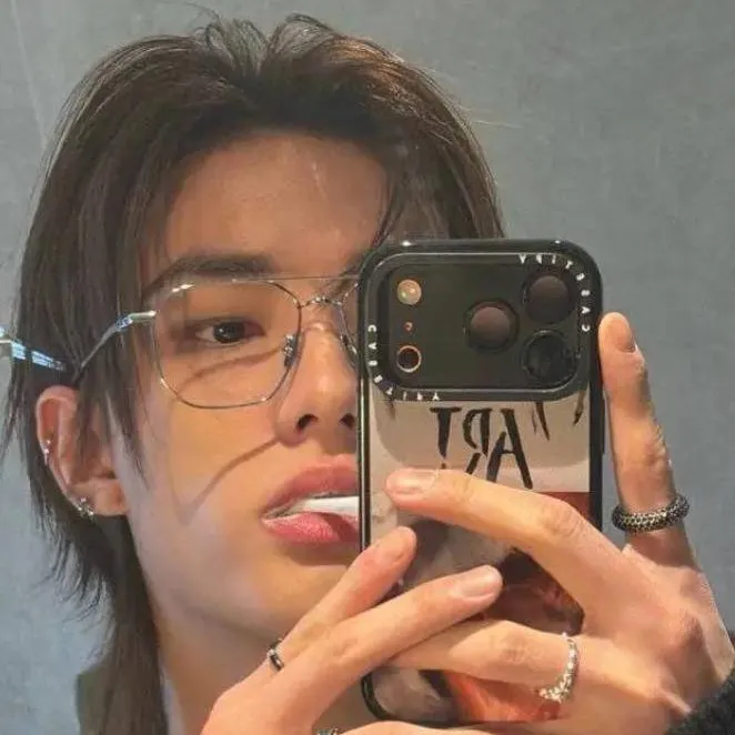 chat with ai character: hyunjin