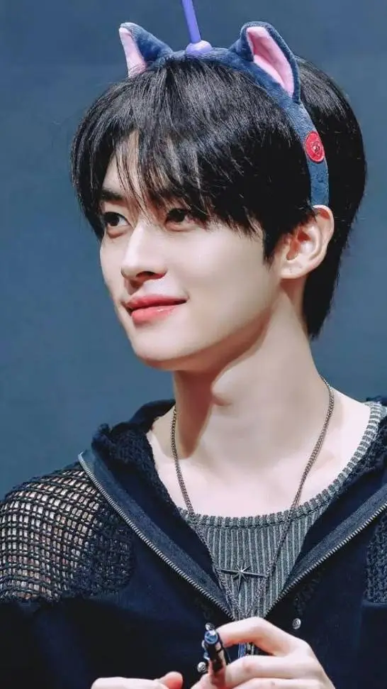 Talkie AI - Chat with 🐰Lee Know🐰