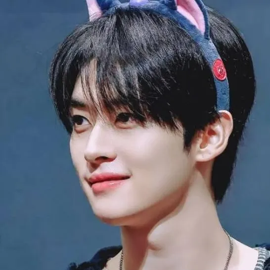 chat with ai character: 🐰Lee Know🐰
