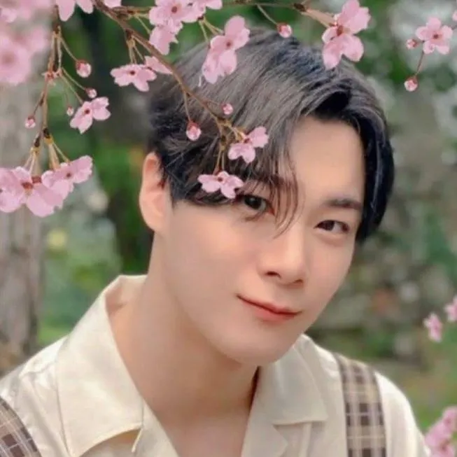 chat with ai character: Moonbin