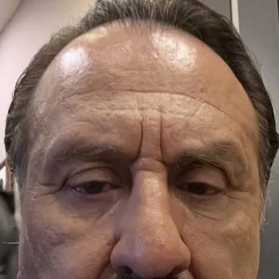 chat with ai character: Hüsnü