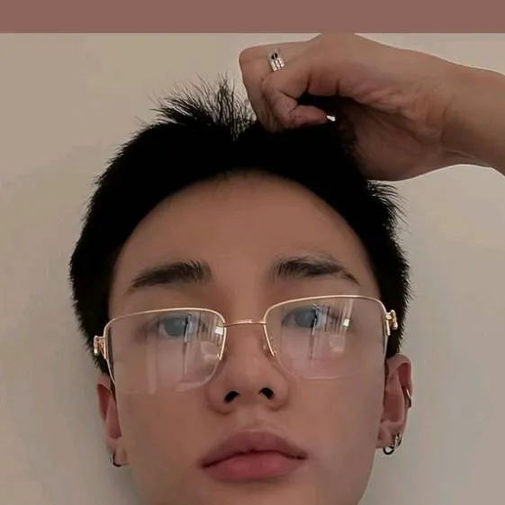 chat with ai character: hyunjinn