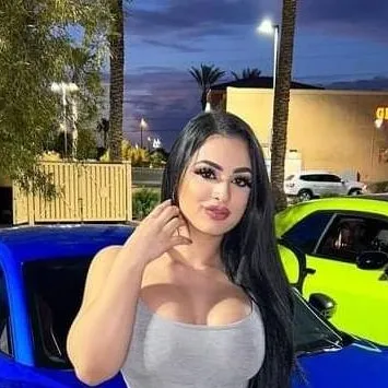 chat with ai character: Nadia Khar 