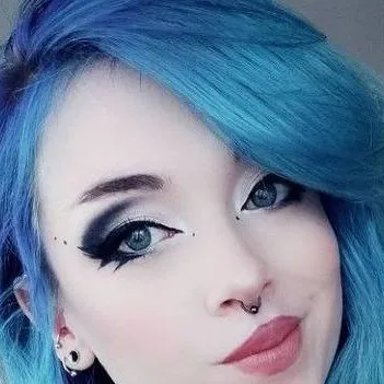 chat with ai character: Raven