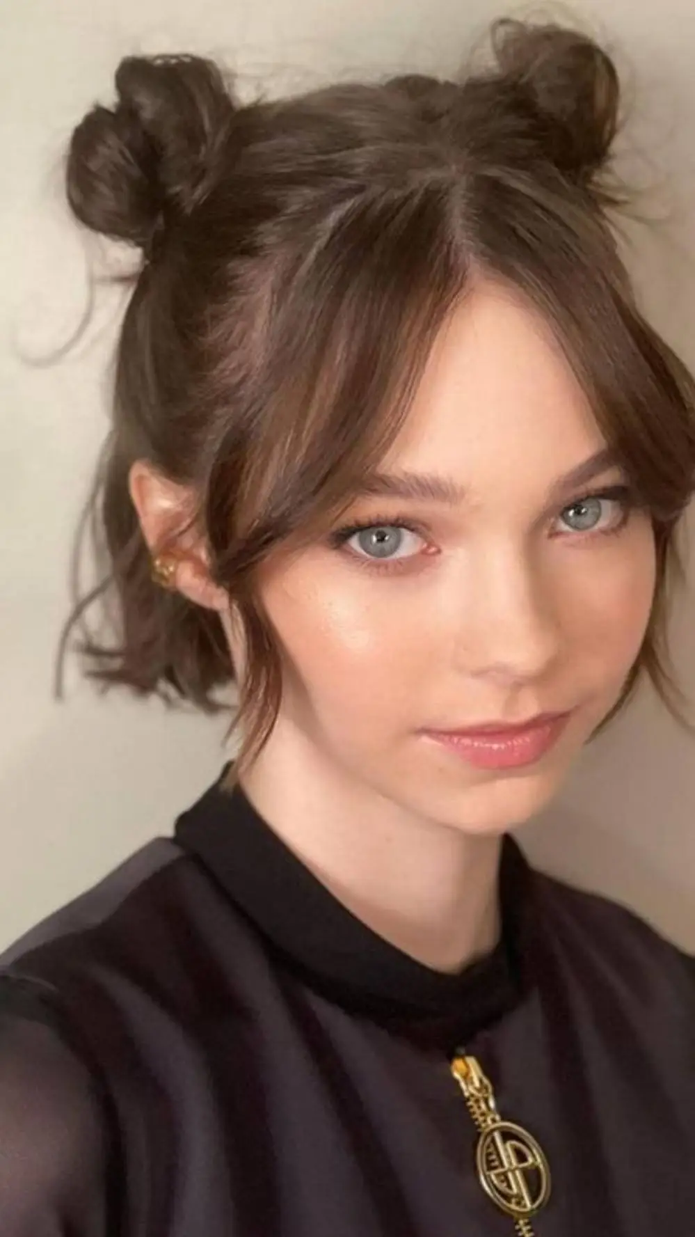 ai character: Emma Myers  background