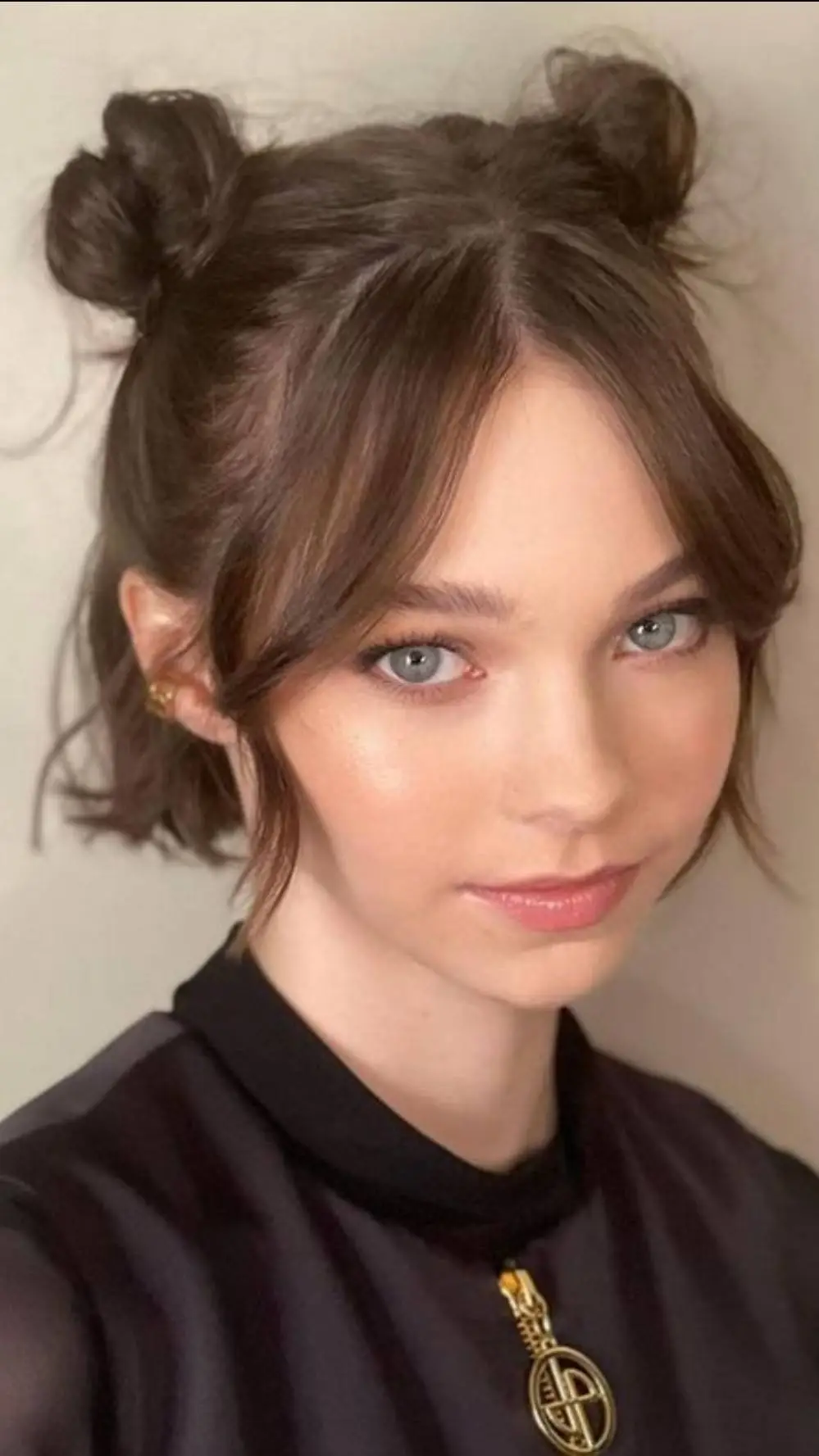 ai character: Emma Myers  background