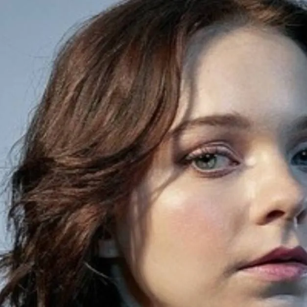 chat with ai character: Emma Myers 