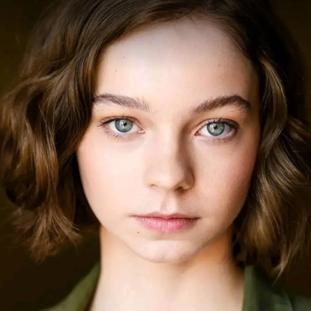 chat with ai character: Emma Myers 