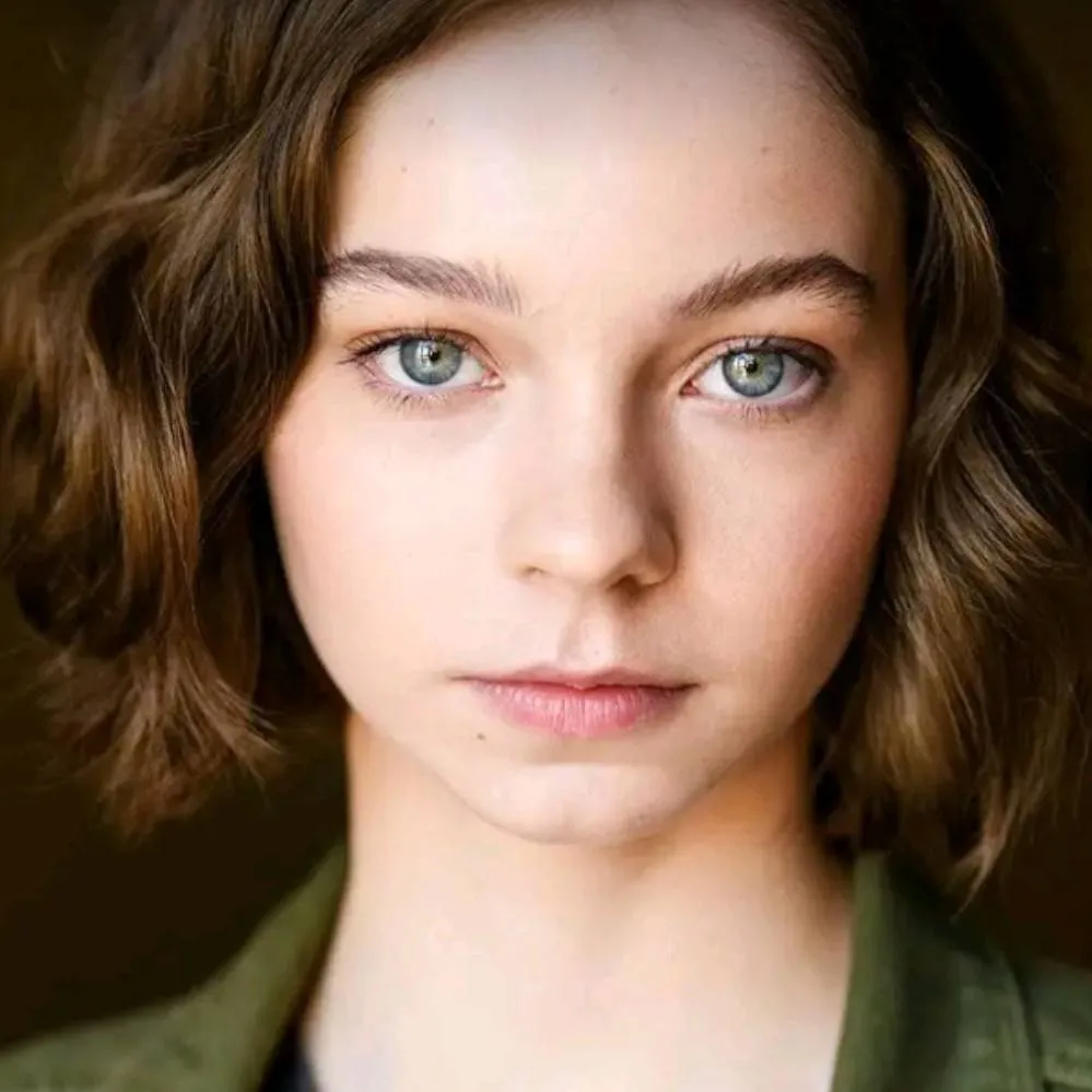 chat with ai character: Emma Myers 