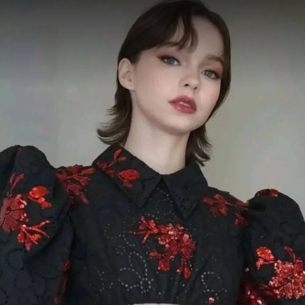 chat with ai character: Emma Myers 