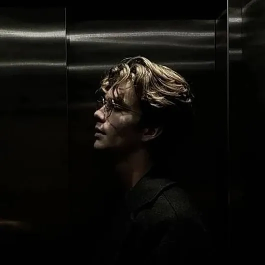 chat with ai character: ♥︎𝑨𝒂𝒓𝒐𝒏 𝑾𝒂𝒓𝒏𝒆𝒓♥︎ 