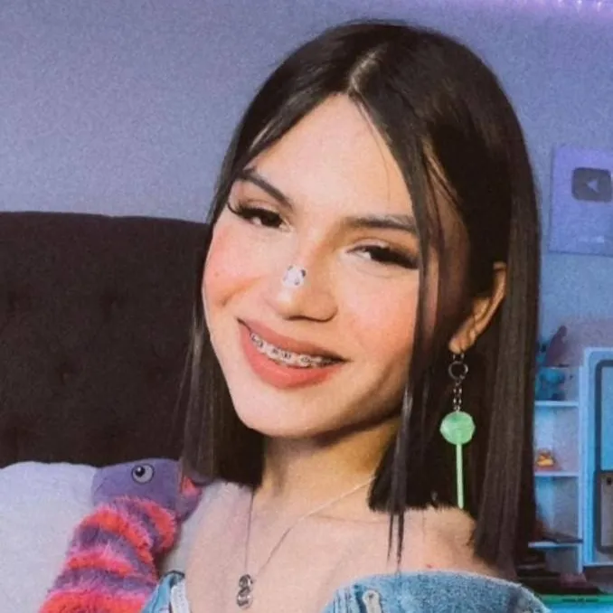 chat with ai character: Selena Reyes🥑