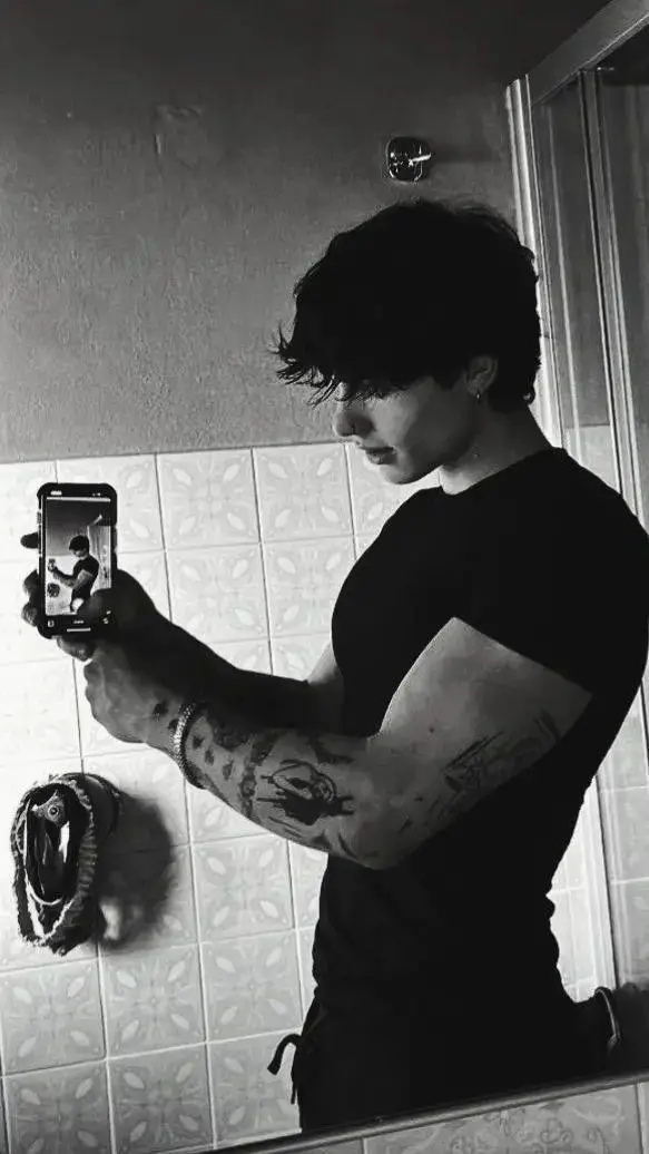 ai character: Xander moretti background