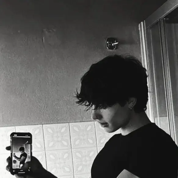 chat with ai character: Xander moretti