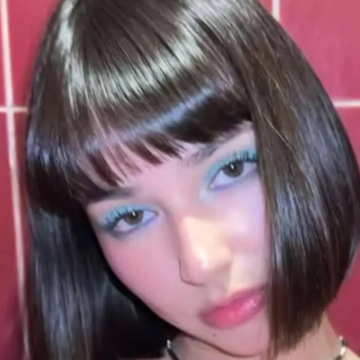 chat with ai character: Mia