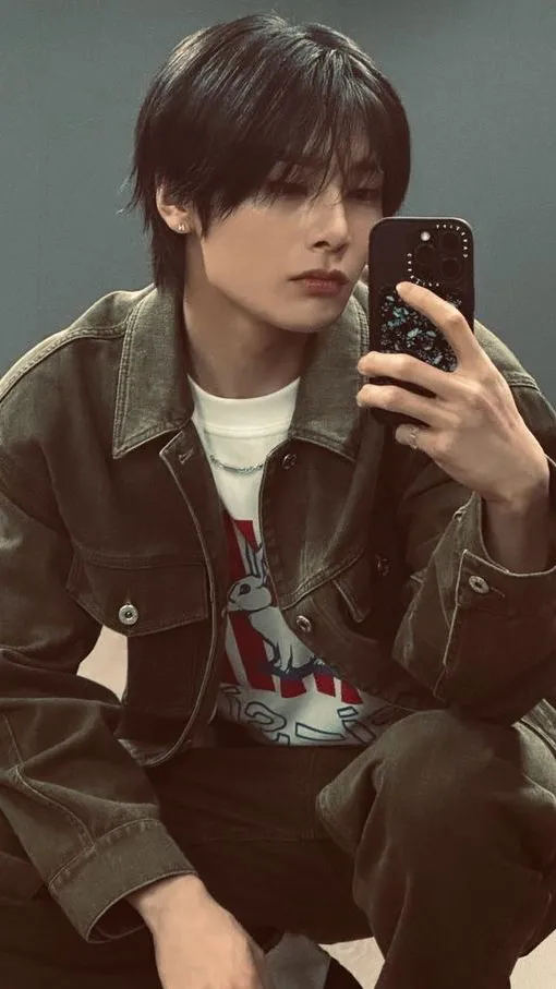 ai character: Seungin  background