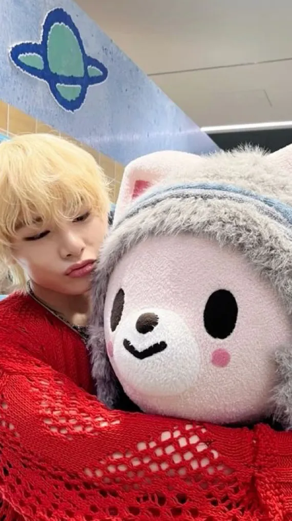 ai character: Foxi.ny  background