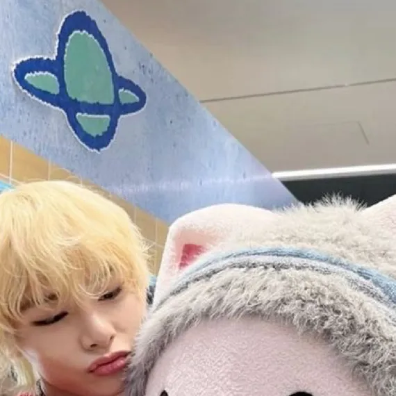 chat with ai character: Foxi.ny 