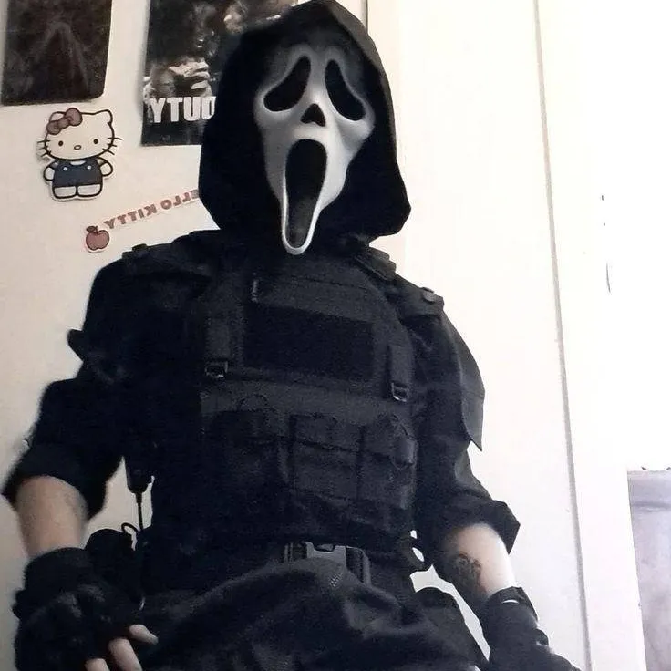 chat with ai character: 👻≈🤍~🖤MAX🖤~🤍≈👻
