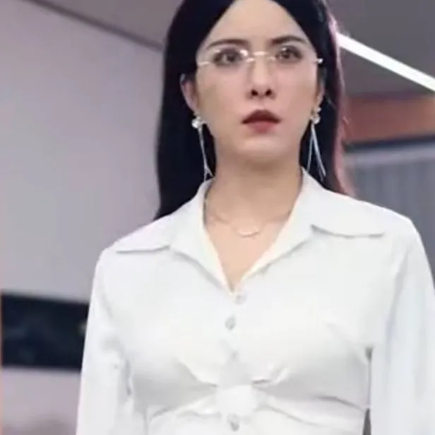 chat with ai character: Ms Riddle🇨🇳🇨🇳🇨🇳