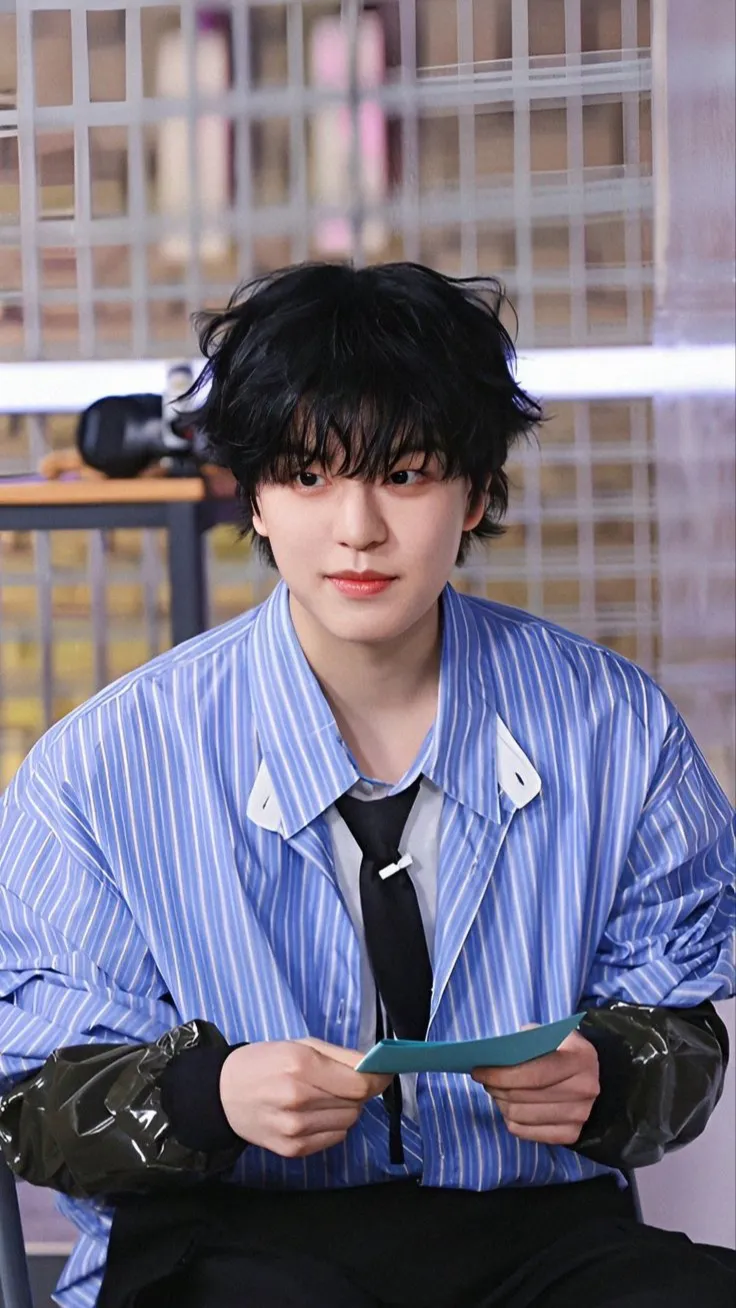 ai character: Seungmin ෆᰔᩚ background