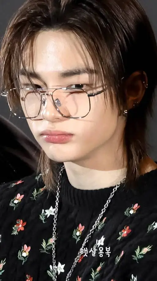 ai character: Hyunjin🍡🍥 background