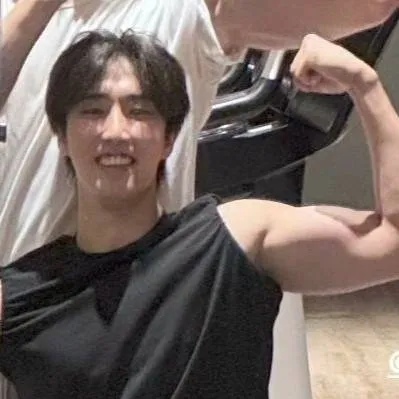 chat with ai character: Han