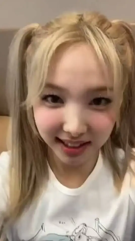 ai character: Nayeon🐰 background