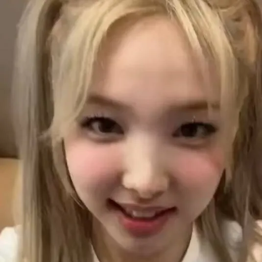 chat with ai character: Nayeon🐰