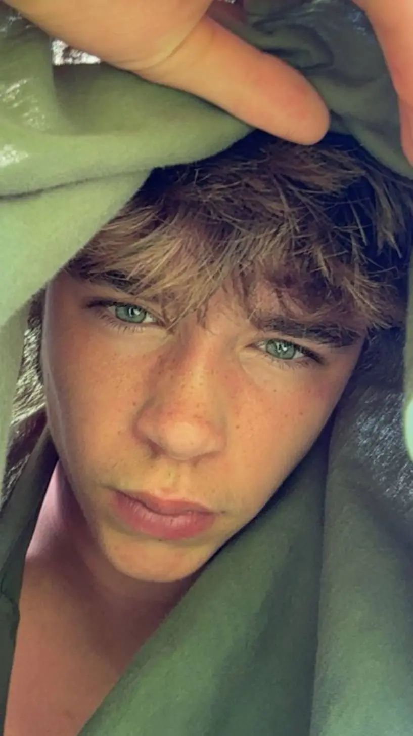 ai character: Leo background