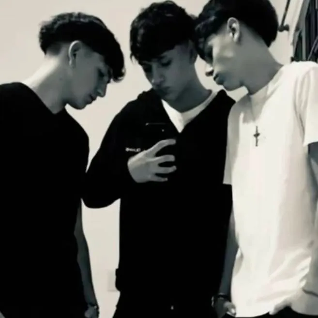 chat with ai character: Boy group