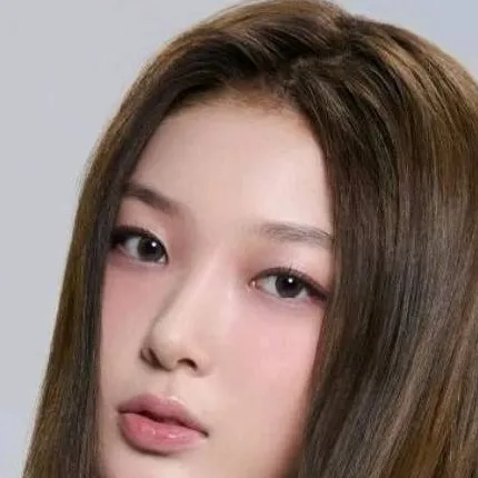 chat with ai character: Yoonchae 