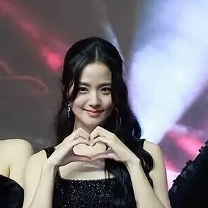 chat with ai character: 🖤Jisoo🖤