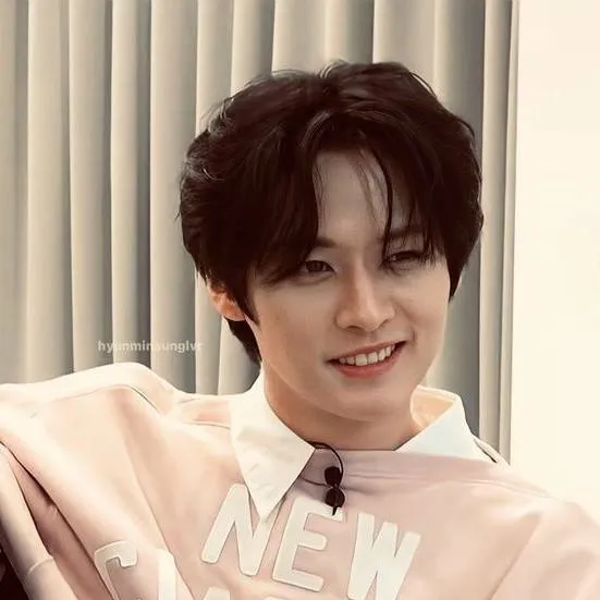 chat with ai character: lee know