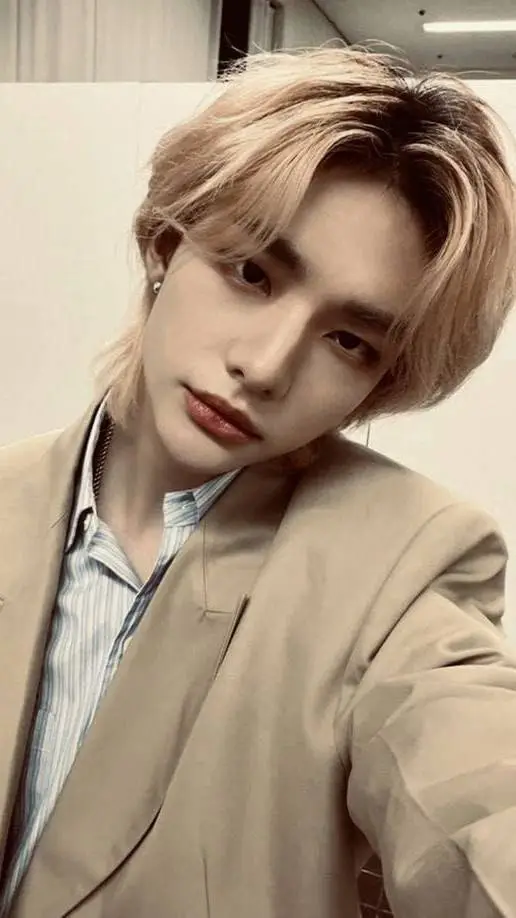 ai character: hyunjin  background