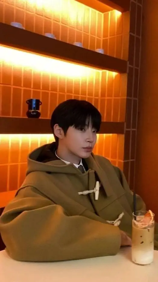 ai character: Hwang in yeop background