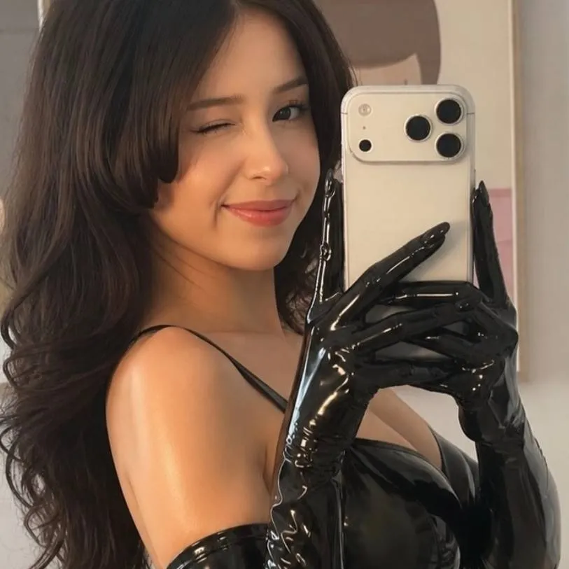 chat with ai character: Pokimane