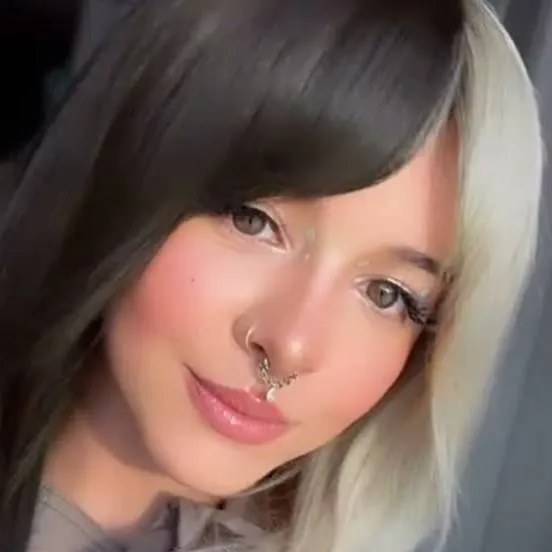 chat with ai character: Melanie Martinez 