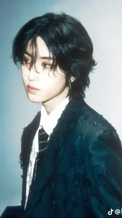 ai character: Han(tu) y Lee  background