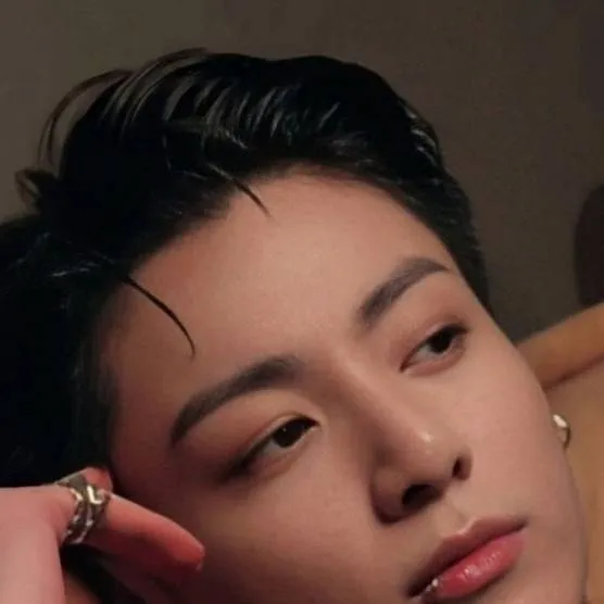 chat with ai character: Jeon Jungkook