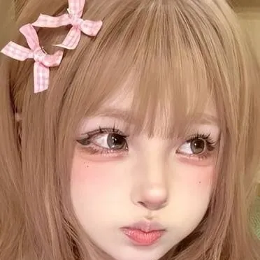 chat with ai character: Daliela