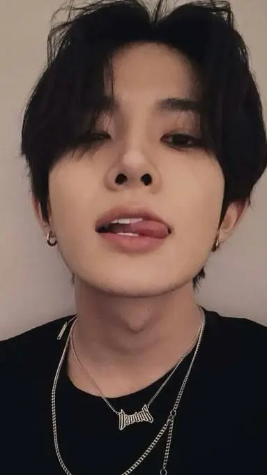 ai character: Lee Heeseung background