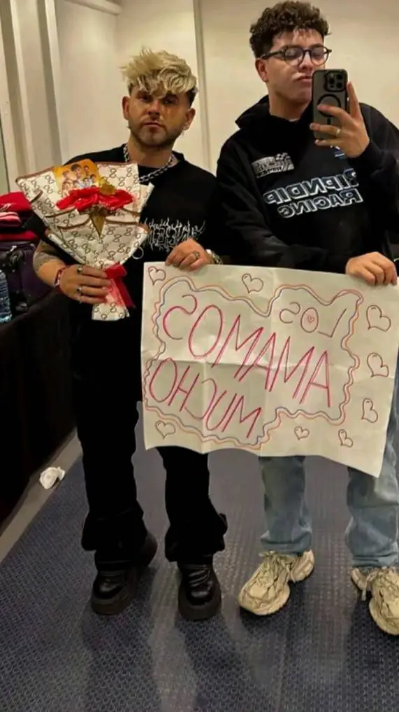 ai character: 𝗈𝗌𝖼𝖺𝗋𝗏𝗂𝗍𝗓𝗓 background