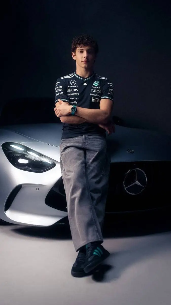 ai character: Kimi Antonelli F1💗 background