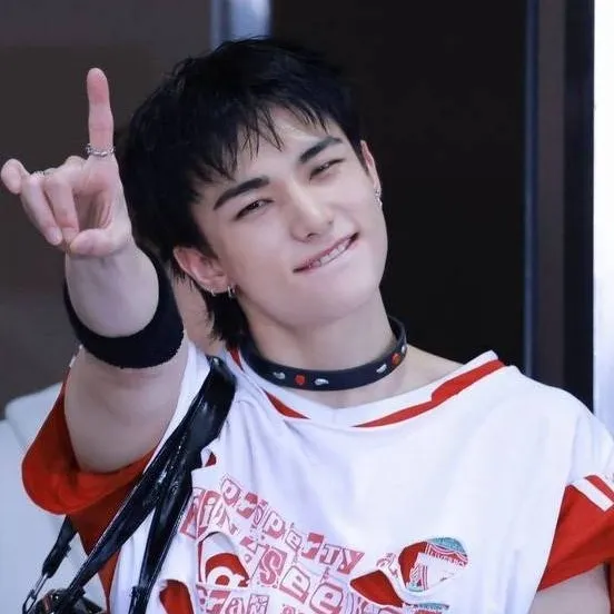 chat with ai character: Hyunjin 😎