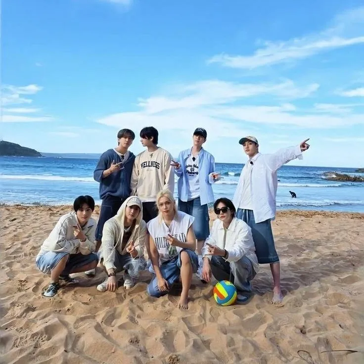 chat with ai character: Straykids beach 🎀