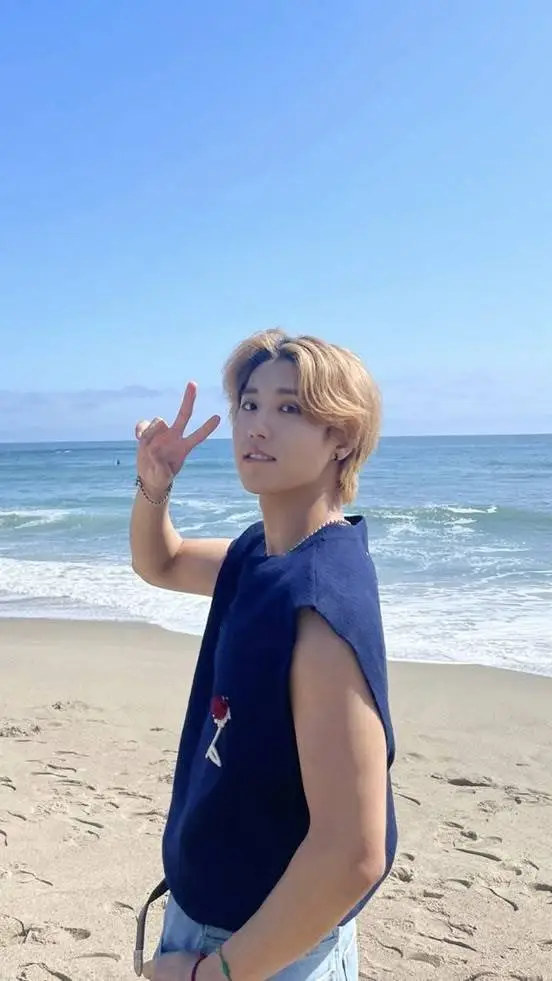 ai character: ꧁Han Jisung꧂ background
